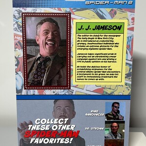 Pu&ograve; includere: Retro di un action figure di Spider-Man 2 con J.J. Jameson. La confezione include testo che descrive il personaggio di Jameson e la frase "Collect These Other Spider-Man Favorites!". Sono presenti anche immagini aggiuntive di altri personaggi.