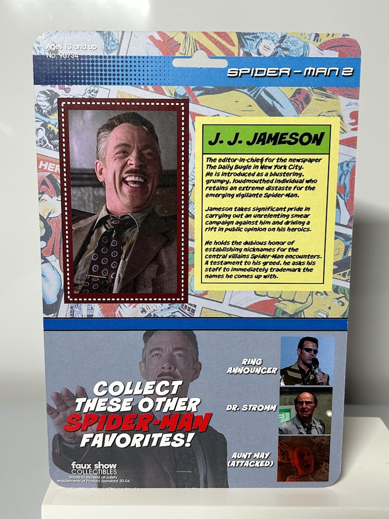 Pu&ograve; includere: Retro di un action figure di Spider-Man 2 con J.J. Jameson. La confezione include testo che descrive il personaggio di Jameson e la frase "Collect These Other Spider-Man Favorites!". Sono presenti anche immagini aggiuntive di altri personaggi.