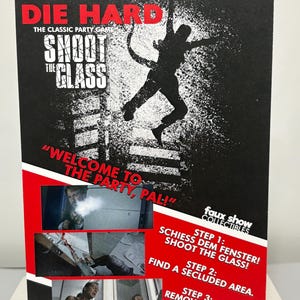 K&ouml;nnte beinhalten: Eine Die Hard Shoot The Glass Partyspiel-Karte mit schwarzem Hintergrund, einer wei&szlig;en Silhouette einer springenden Person, rotem Text Welcome to the party, pal! und drei kleinen Filmszenenfotos mit Anweisungen f&uuml;r das Spiel.