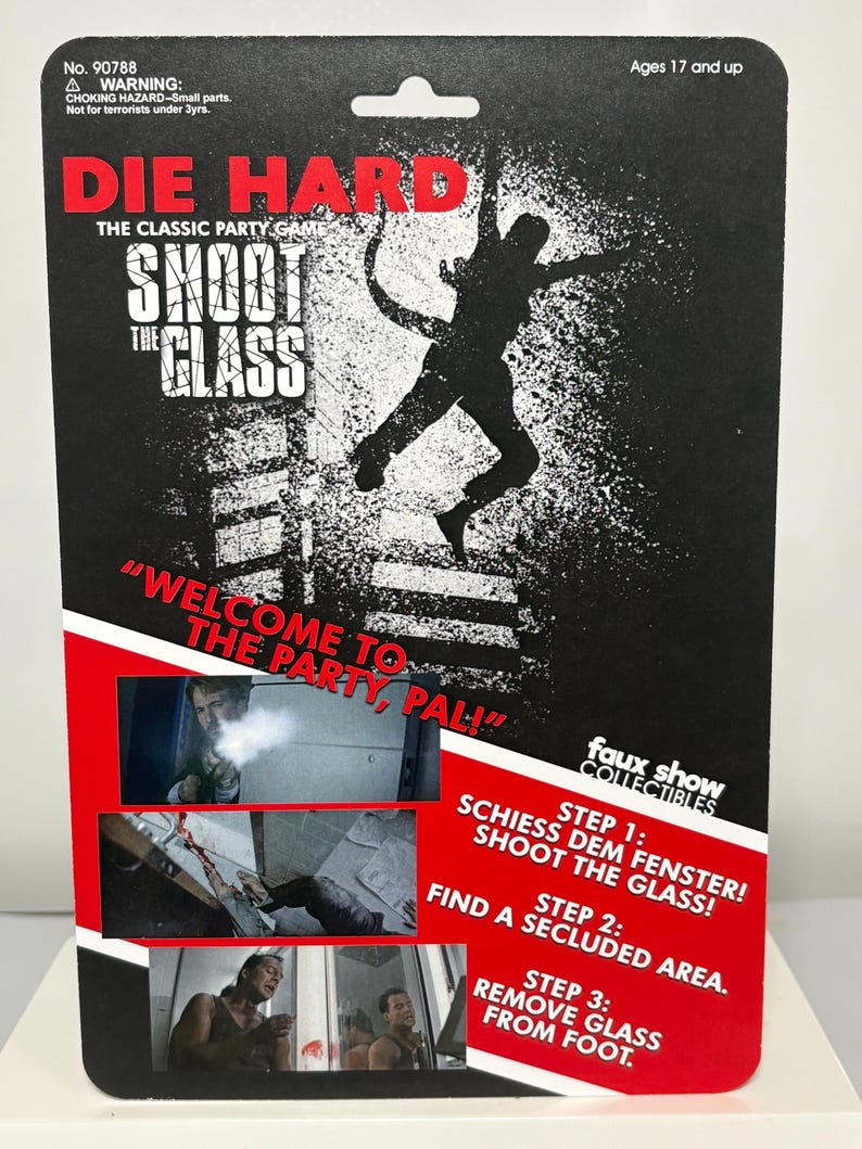 K&ouml;nnte beinhalten: Eine Die Hard Shoot The Glass Partyspiel-Karte mit schwarzem Hintergrund, einer wei&szlig;en Silhouette einer springenden Person, rotem Text Welcome to the party, pal! und drei kleinen Filmszenenfotos mit Anweisungen f&uuml;r das Spiel.