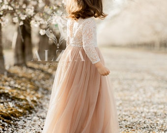 Robe de soirée en dentelle de tulle beige neutre beige, bords festonnés dans le dos