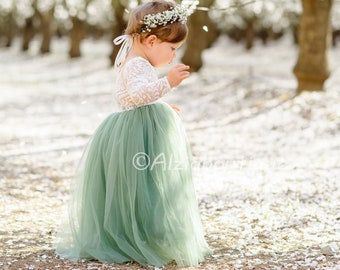 Robe vert sauge en dentelle pour bouquetières et bas en tulle