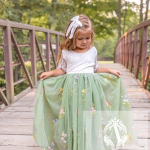 Robe de demoiselle d&#39;honneur couleur personnalisée : tulle brodé, dos en dentelle française