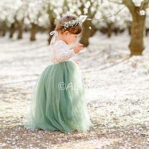 Robe vert sauge en dentelle pour bouquetières et bas en tulle image 1