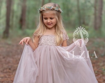 Robe de demoiselle d'honneur taupe rose poudré, bouquetière bohème, mariage printanier, mariage de tendance été