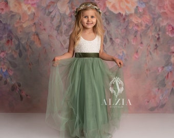 Vestido largo completo de niña de flores de fiesta con parte superior de encaje sin mangas y tul verde salvia con bordes festoneados