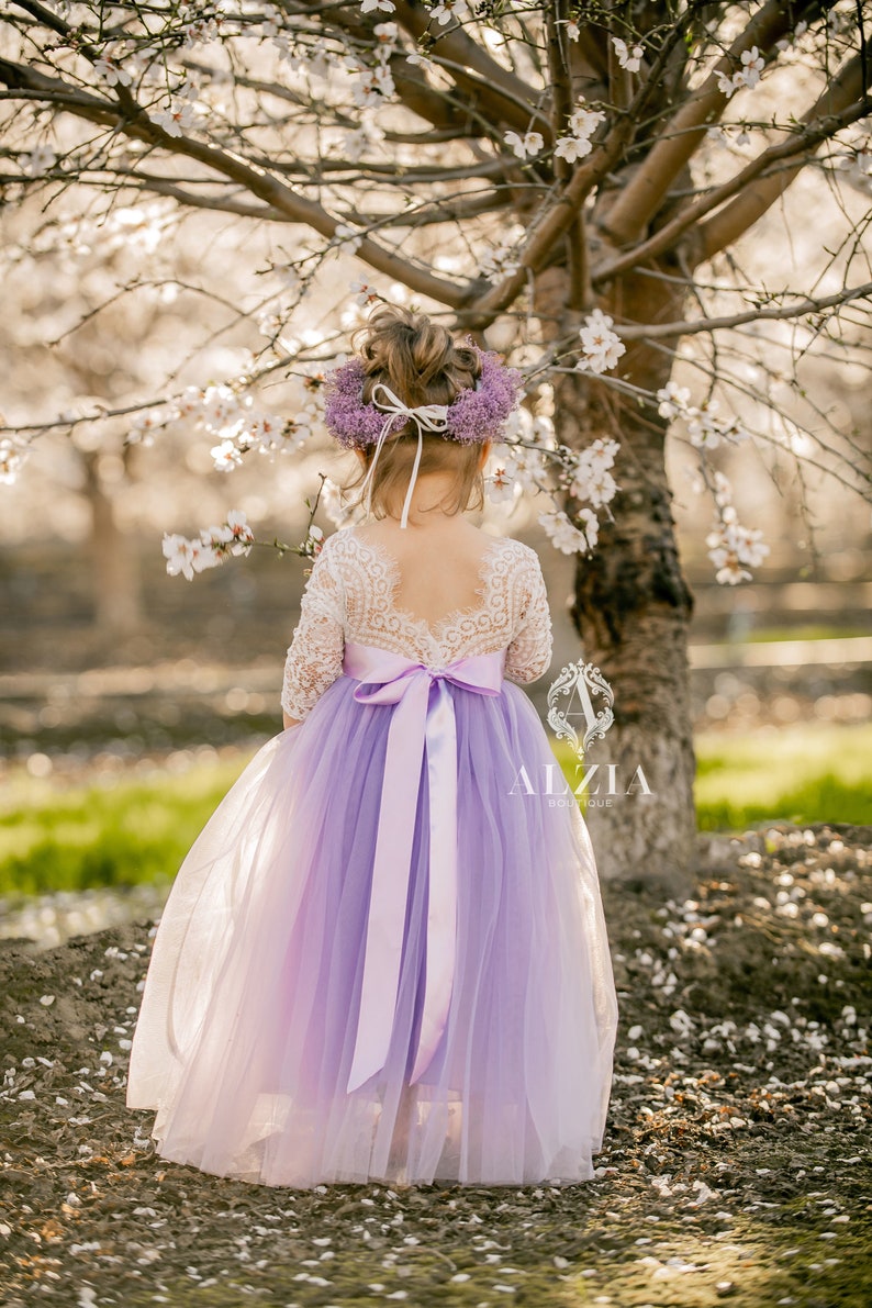 Robe de demoiselle pourpre poussiéreux. Robe fille lilas pour occasion spéciale vintage. Manche longue