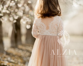 Robe de soirée en dentelle de tulle beige neutre beige, bords festonnés dans le dos