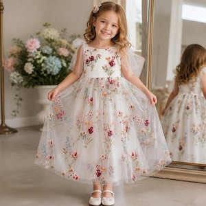 Zachte witte tule jurk met wilde bloemen voor een bloemenmeisje, boho bloemen verjaardagsjurk