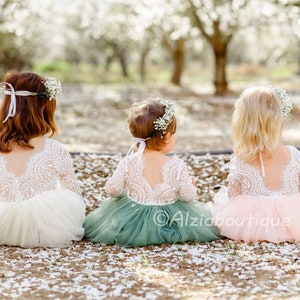 Robe vert sauge en dentelle pour bouquetières et bas en tulle image 6