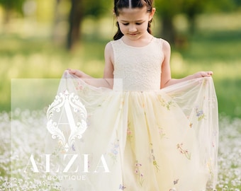 Vestido de niña de las flores de tul amarillo bordado: corpiño de encaje, falda floral