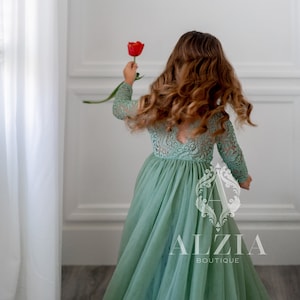 Robe de bouquetière en dentelle vert sauge : jupe en tulle, dos en V