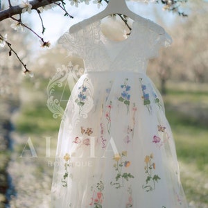 Salbeigrünes Blumenmädchenkleid aus besticktem Tüll, Ostermädchenkleid, Frühlingsblumenmädchenkleid, Sommerblumenkleid für Mädchen