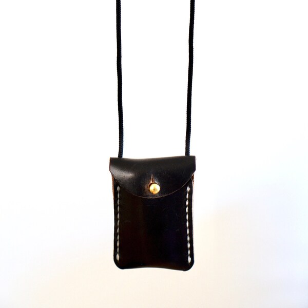 Pochette de cou en cuir noir | Une fente Full Grain Leather Necklace Pouch w Nylon Cord Strap | Pochette en cuir Horween cousue à la main