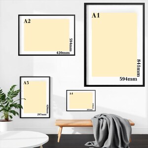 K&ouml;nnte beinhalten: Vier gerahmte Kunstdrucke in Schwarz mit cremefarbenem Hintergrund in den Gr&ouml;&szlig;en A1, A2, A3 und A4. Der A1-Druck misst 59,4 cm x 84,1 cm. Der A2-Druck misst 42 cm x 59,4 cm. Der A3-Druck misst 29,7 cm x 42 cm. Der A4-Druck misst 21 cm x 29,7 cm.