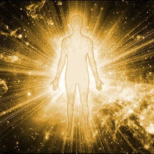 Pode incluir: Ilustração digital de uma silhueta humana irradiando luz dourada. A figura está centrada, com os braços ao lado, contra um fundo de raios radiantes e elementos celestes, evocando temas de espiritualidade e energia.