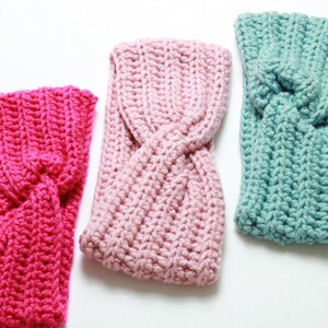 Peut inclure: Trois bandeaux pour cheveux crochetés à la main, aux couleurs vives : rose vif, rose clair et sarcelle. Chaque bandeau présente un motif de nœud torsadé. Les bandeaux sont faits d'un fil épais et texturé.