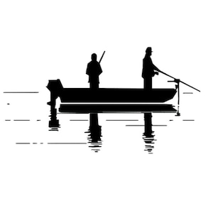 Può includere: Silhouette di due persone in una barca su uno specchio d'acqua. La barca ha un motore fuoribordo e le persone pescano.