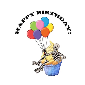 Może przedstawiać: Szkielet w żółtym kapeluszu w kształcie ciastka z niebieską podstawą siedzi na ciastku z żółtą polewą i niebieskimi posypkami. Szkielet trzyma wiązkę kolorowych balonów z napisem "Happy Birthday!" w czarnym kolorze.