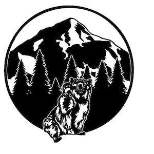 Puede incluir: Ilustración en blanco y negro de un oso sentado frente a una montaña y pinos. El oso está mirando hacia arriba y tiene la boca abierta.