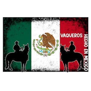 Op de afbeelding: Een verweerde Mexicaanse vlag met een silhouet van twee cowboys te paard. De vlag heeft het Mexicaanse wapenschild in het midden. De tekst "VAQUEROS HECHO EN MEXICO" staat aan de rechterkant van de vlag.
