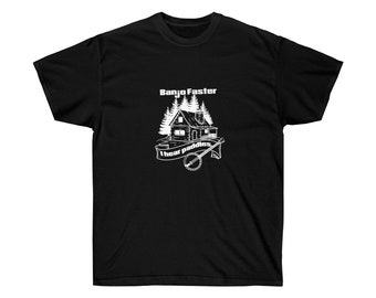 Könnte beinhalten: Schwarzes T-Shirt mit einer weißen Grafik einer Hütte im Wald mit einem Banjo und dem Text "Banjo Faster I hear paddles".