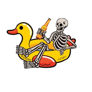 Op de afbeelding: Een skelet dat een gele rubberen eend zwemband draagt en een fles bier vasthoudt.