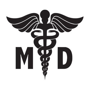 Puede incluir: Ilustraci&oacute;n en blanco y negro de un s&iacute;mbolo m&eacute;dico, el Caduceo, con alas y una serpiente enroscada alrededor. Las letras "MD" est&aacute;n a cada lado del s&iacute;mbolo.