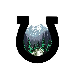Könnte beinhalten: Eine schwarze Hufeisen-Silhouette mit einer Bergkette, einem Wald und einer kleinen Hütte im Inneren. Die Berge sind blau und weiß, die Bäume sind grün und die Hütte ist weiß mit einem braunen Dach.