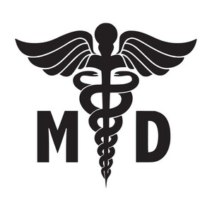 Puede incluir: Ilustraci&oacute;n en blanco y negro de un s&iacute;mbolo m&eacute;dico, el Caduceo, con alas y una serpiente enroscada alrededor. Las letras "MD" est&aacute;n a cada lado del s&iacute;mbolo.