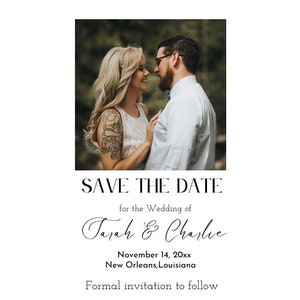 Könnte beinhalten: Save-the-Date-Karte mit einem Foto eines Paares in einer Waldlandschaft. Der Text lautet "Save the Date for the Wedding of Tarah & Charlie, November 14, 20xx, New Orleans, Louisiana. Formal invitation to follow."