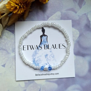 Etwas Blaues. weißes Perlenarmband mit einer kleinen Perle, zwei blauen Perlen, Braut Schmuck zur Hochzeit - Karte: Braut mit blauem Kleid