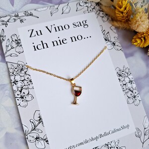 Kette mit einem goldenen Weinglas, rot glänzend, Anhänger in Gold - Karte: Zu Vino sag ich nie No - Geschenk beste Freundin