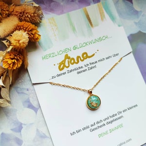 Zahnfee Kette für Kinder inkl. Anhänger mit einem Stein in Türkis & Gold in goldener Fassung - personalisierbar mit Name - Karte Gold Türkis