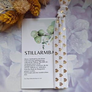 Stillarmband, ein Hairtie-Armband als Stillbegleitung, Weiß mit goldenen Herzen - Geschenk Idee zur Geburt für die werdende Mama