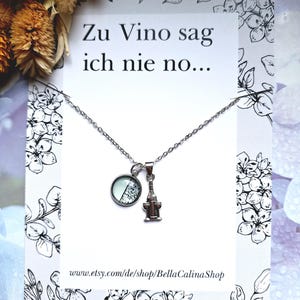 Kette mit zwei Anhängern Weinflasche und Weingläser sowie türkis gepunkteten Cabochon, in Edelstahlfarben - Karte: Zu Vino sag ich nie No