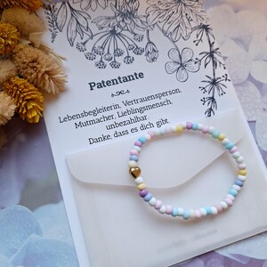 Ein pastellfarbenes Perlen-Armband mit einem goldenen Herz - Geschenk für die Patentante, Taufe - inkl. Karte bestellen Patentante