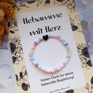Ein pastellfarbenes Perlen-Armband mit einem schwarzen Herz - ein Dank an die Hebamme Geburtsbegleitung - inkl. Karte Hebamme mit Herz -