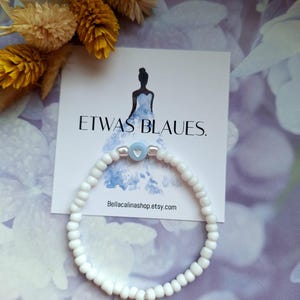 Etwas Blaues. weißes Armband mit einem blau weißen Herz & zwei Perlen - Braut Schmuck zur Hochzeit - Karte: Braut mit blauem Kleid