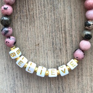 Pulseira curativa de rodonita para confiança e autoconfiança, Believe Mantra
