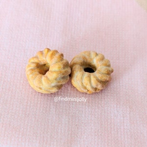 Honey Cruller Donut Charm, Donut Keychain, Miniature Food Charm, Tiny Food Jewelry, Polymer Clay Food, Mini Bakery, Kawaii Food