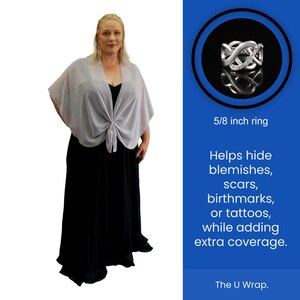 Puede incluir: Una mujer lleva una estola de gasa plateada sobre un vestido maxi negro. La estola est&aacute; anudada al cuello y llega hasta los codos. El texto "The U Wrap" es visible en la imagen. La imagen tambi&eacute;n muestra un primer plano de un anillo de plata con un di&aacute;metro de 1,6 cm.