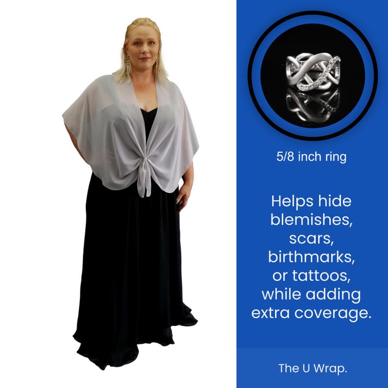 Puede incluir: Una mujer lleva una estola de gasa plateada sobre un vestido maxi negro. La estola est&aacute; anudada al cuello y llega hasta los codos. El texto "The U Wrap" es visible en la imagen. La imagen tambi&eacute;n muestra un primer plano de un anillo de plata con un di&aacute;metro de 1,6 cm.