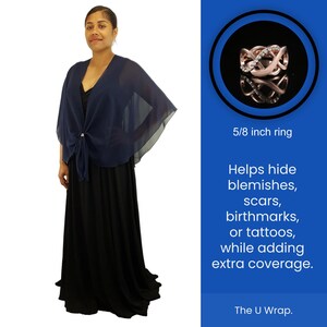 Puede incluir: Una mujer con un chal de gasa azul marino sobre un vestido negro. El chal se sujeta con un broche decorativo. Tambi&eacute;n se muestra un anillo de oro rosa de 1,6 cm de di&aacute;metro. El texto dice: "Ayuda a ocultar imperfecciones, cicatrices, marcas de nacimiento o tatuajes."