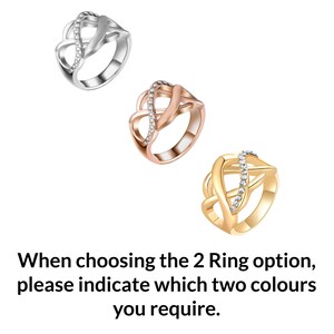 Puede incluir: Tres anillos en plata, oro rosa y oro. Cada anillo presenta un dise&ntilde;o entrelazado con una fila de peque&ntilde;as piedras preciosas transparentes. Los anillos se muestran sobre un fondo blanco. El texto en la parte inferior pide que se indiquen los dos colores requeridos para la opci&oacute;n de 2 anillos.