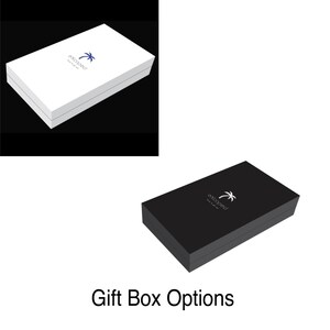 Puede incluir: Dos cajas de regalo rectangulares, una blanca y otra negra, se muestran sobre un fondo negro. Ambas cajas tienen el logotipo "e-scoped" con una palmera. El texto "Gift Box Options" est&aacute; debajo.