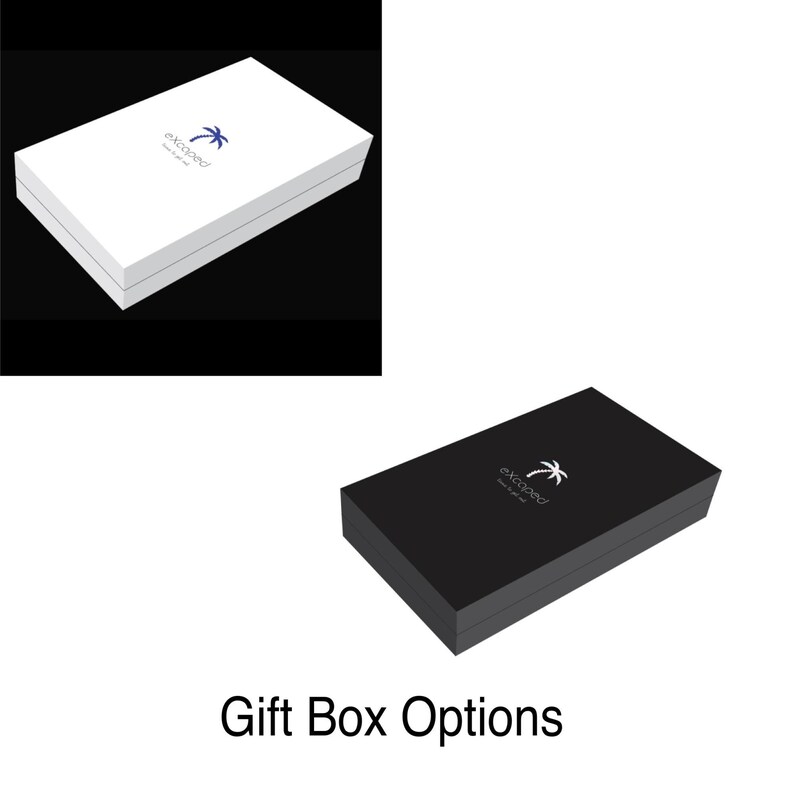 Puede incluir: Dos cajas de regalo rectangulares, una blanca y otra negra, se muestran sobre un fondo negro. Ambas cajas tienen el logotipo "e-scoped" con una palmera. El texto "Gift Box Options" est&aacute; debajo.