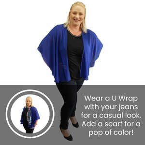 Puede incluir: Una mujer lleva una envoltura de gasa azul real sobre una blusa negra y pantalones vaqueros negros. El texto "Wear a U Wrap with your jeans for a casual look. Add a scarf for a pop of color!" se muestra debajo de la imagen.