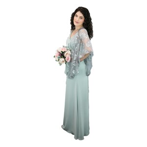 K&ouml;nnte beinhalten: Eine Frau in einem hellblauen Maxikleid mit einem Spitzen-Schal und einem Strau&szlig; aus rosa und wei&szlig;en Blumen.