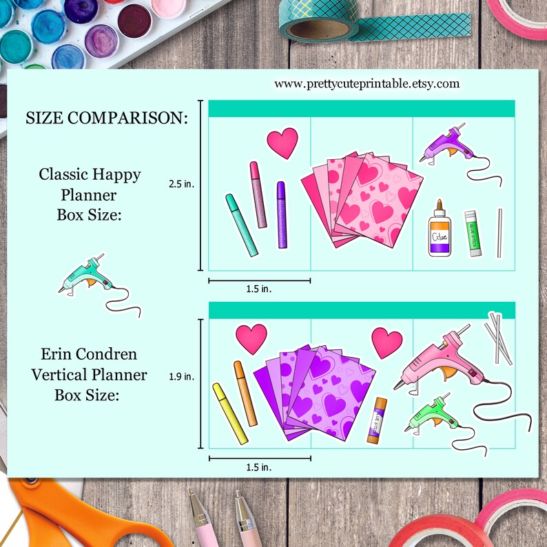 Pode incluir: Compara&ccedil;&atilde;o de tamanhos de dois tamanhos de planejadores diferentes. O Classic Happy Planner tem 2,5 polegadas de largura e 1,5 polegadas de altura. O Erin Condren Vertical Planner tem 1,9 polegadas de largura e 1,5 polegadas de altura. Ambos os planejadores s&atilde;o mostrados com v&aacute;rios suprimentos de artesanato, incluindo bast&otilde;es de cola, marcadores e uma pistola de cola quente.